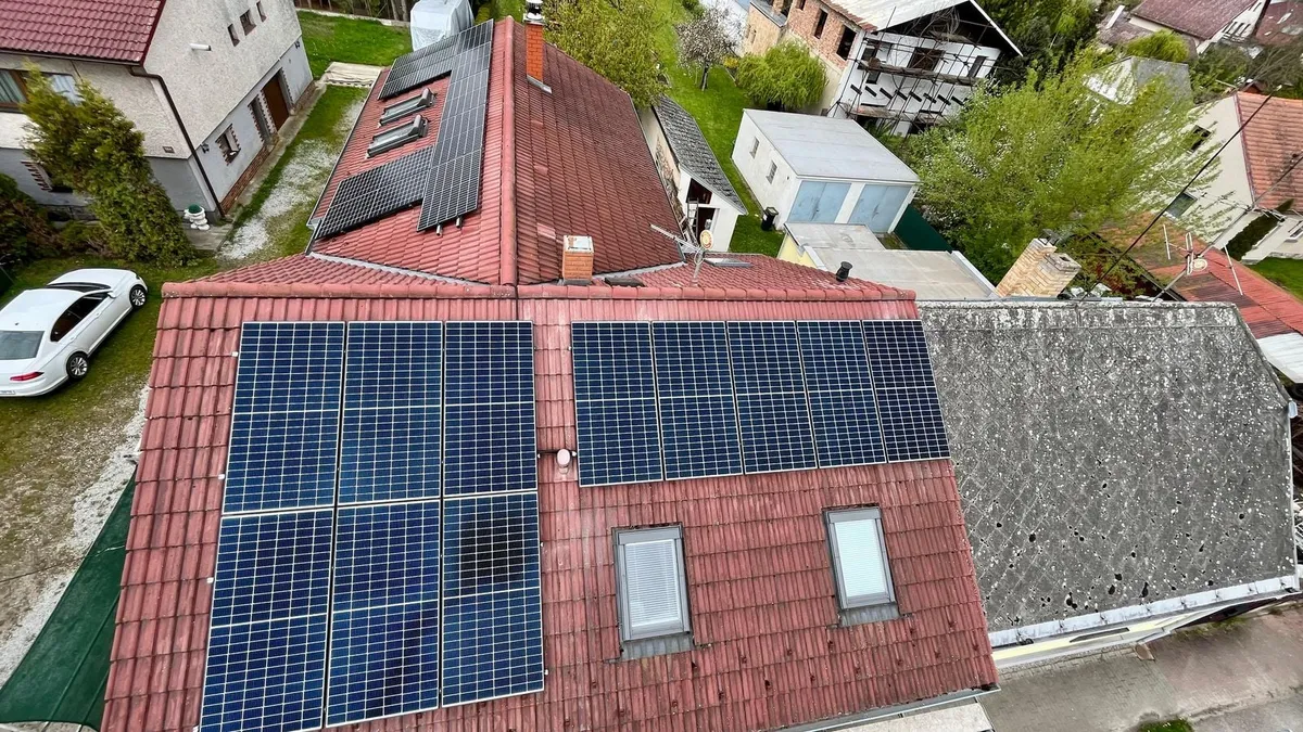Fotovoltaická elektrárna — velká střešní instalace