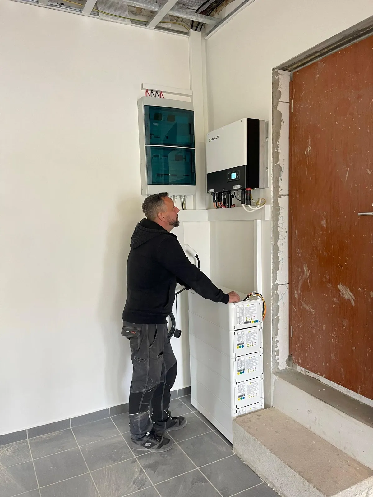 Fotovoltaická elektrárna — velká střešní instalace
