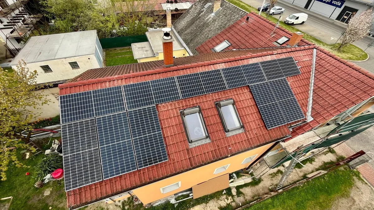 Fotovoltaická elektrárna — velká střešní instalace